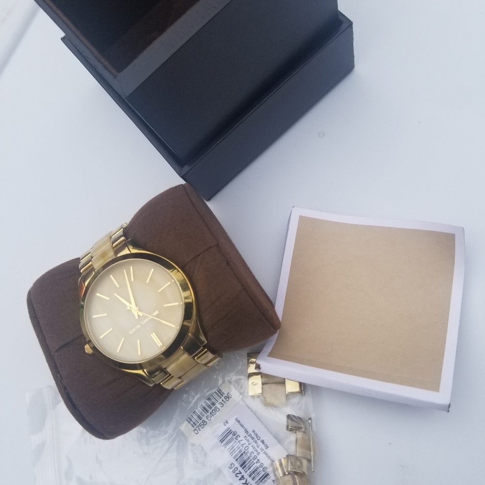 Golden Micheal Kors watch - Picture 3 of 3